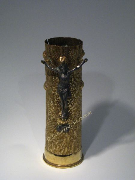 25-Christ en bronze cloué sur douille d’obus de 18 livres burinée en tronc d’arbre